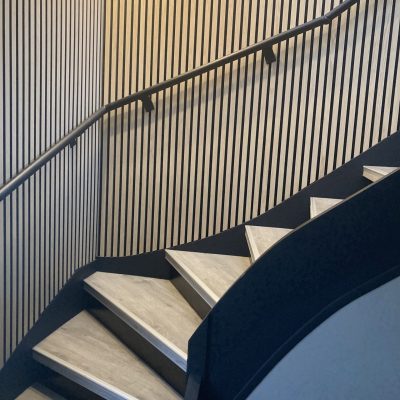 Escalier bois, marche coloris Chêne Lin et contre marche Noir dibon